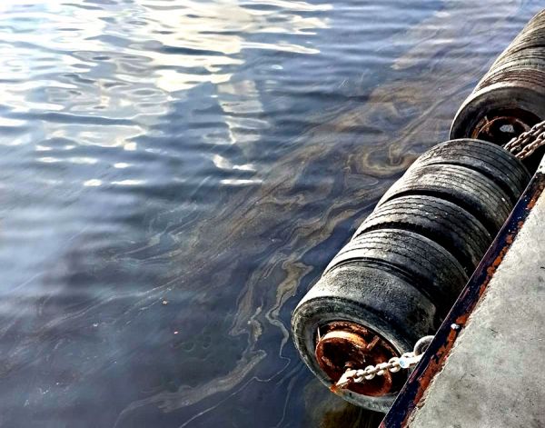 По Южному Бугу расплылось масляное пятно из-за затонувшего в Николаевском морпорту земснаряда (фото)