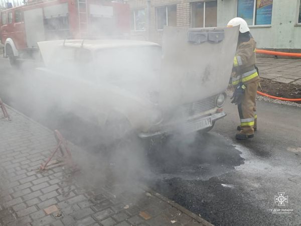 В Очакове средь бела дня загорелся «жигуль»