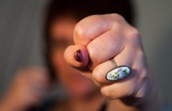 В Николаеве 21-летняя мать избила маленькую дочку: ребенок в больнице