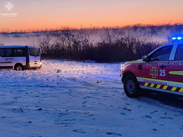 Бездорожье Николаевщины: застряли «скорая помощь», микроавтобус, грузовик