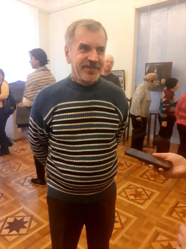 «Киски. Пейзажи. Бутылки» – в Николаеве открылась выставка эпатажного художника