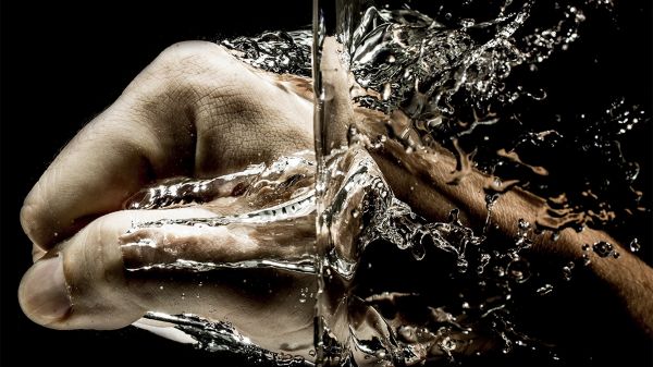 В Соляных в точке выдачи воды побили работника «Николаевэлектротранса»