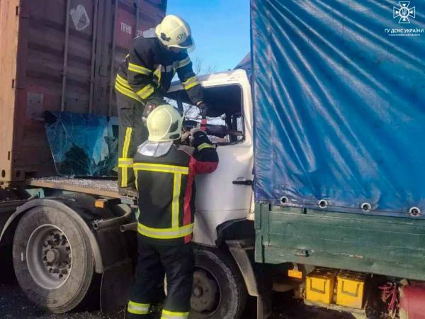Под Николаевом столкнулись две фуры: водителя из кабины вырезали спасатели (фото)
