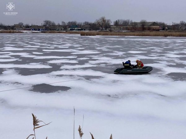 В Николаевской области из проруби на пруду вытащили утопленника