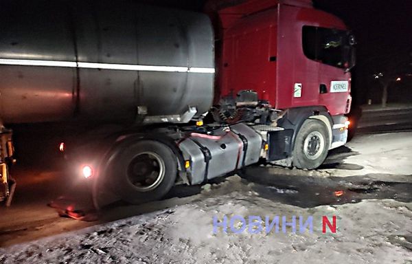 На Варваровском мосту перевернулась фура: вытекло немного дизтоплива