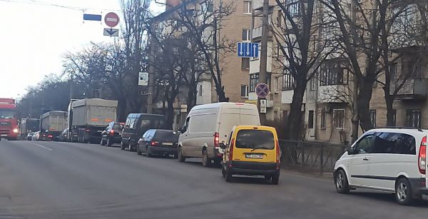 Пробка на выезде из Николаева стояла из-за очередной поломки пластины на Варваровском мосту