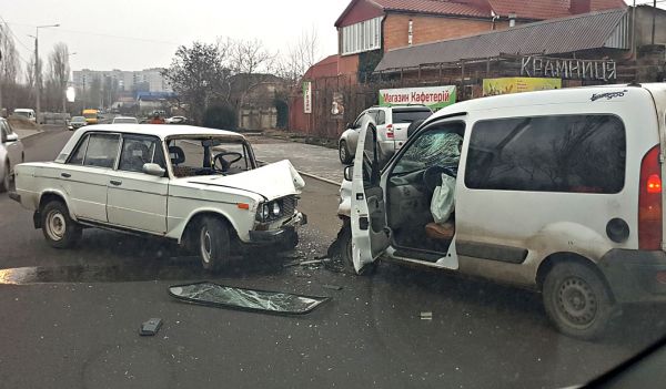 С места ДТП на 2-й Набережной «скорая» увезла в больницу женщину и ребенка