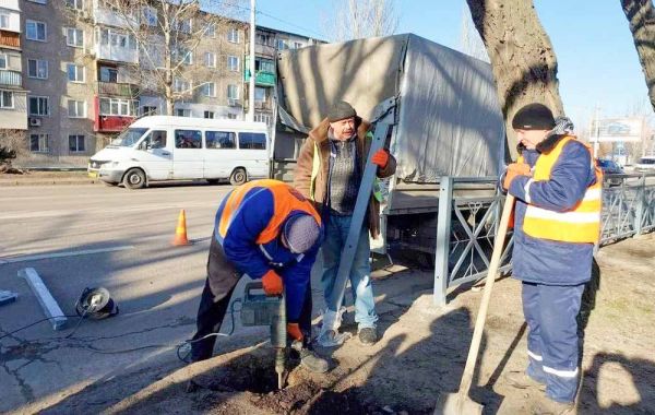 В центре Николаева меняют металлический забор на «более металлический». Сколько это будет стоить городу