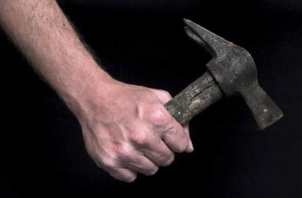 В Николаеве задержали мужчину, который ударил знакомого молотком в глаз