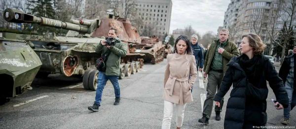 Возле Николаева за главой МИД Германии Анналеной Бербок следил российский дрон