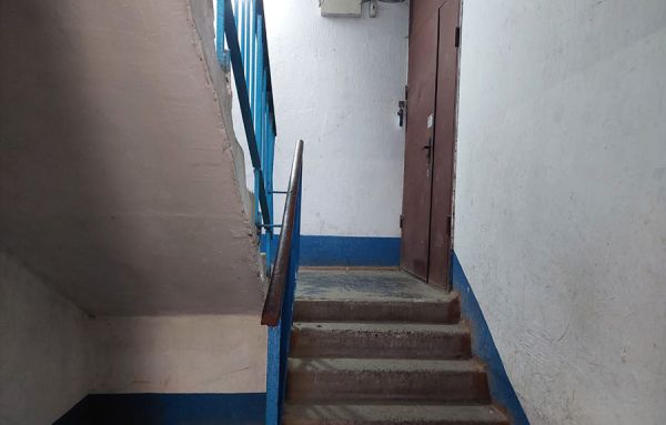 Средь бела дня в подъезде николаевской многоэтажки с женщины сняли золотые украшения