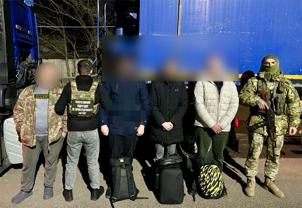 Николаевский дальнобойщик взял по 8 тысяч долларов с трех черниговцев, которых должен был вывести в Молдову