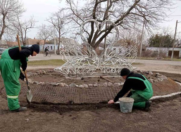 В Николаеве скульптуру влюбленных лебедей перенесли на окраину под здание Пенсионного фонда (фото)