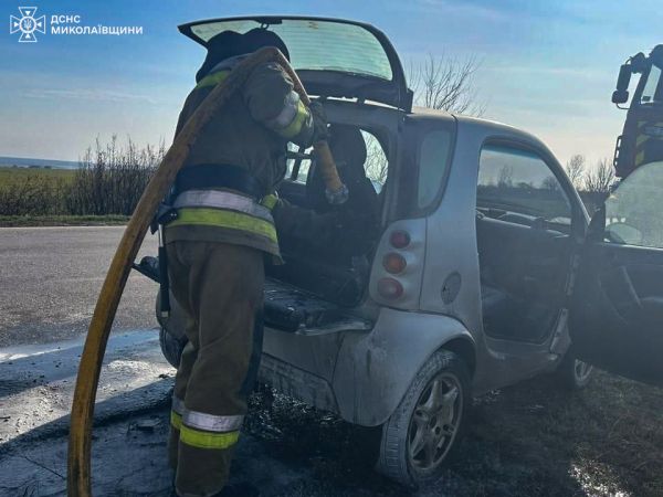 На Николаевщине на трассе во время движения загорелся Mercedes Smart