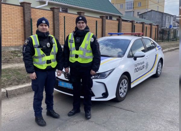 В Николаеве патрульные спасли наркоманку, которая хотела выпрыгнуть из окна 9-го этажа (видео)