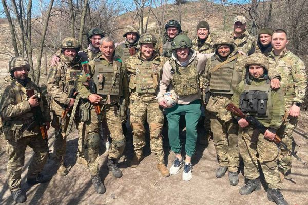 К десантникам Николаевской 79-ки Милевский и Селезнев приехали с дронами и футбольным мячом