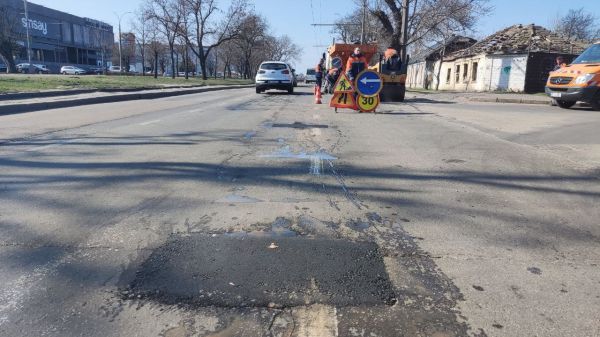 В Николаеве начался ямочный ремонт дорог: сегодня залатали дыры на Центральном проспекте