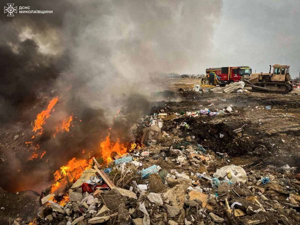 Под Николаевом загорелась свалка