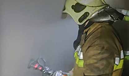 Ночью в Николаеве из горящей квартиры пожарные вынесли женщину без сознания