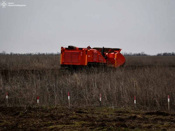 В Николаевской области машины механизированного разминирования «перемалывают» боеприпасы разных калибров