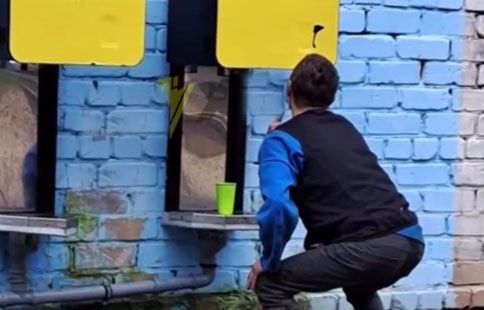 В Николаеве мужчина побрился в пункте выдачи очищенной воды