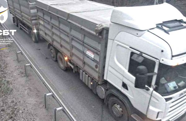 На трассе Александровка-Николаев "Укртрансбезопасность" заблокировала за перегруз две фуры
