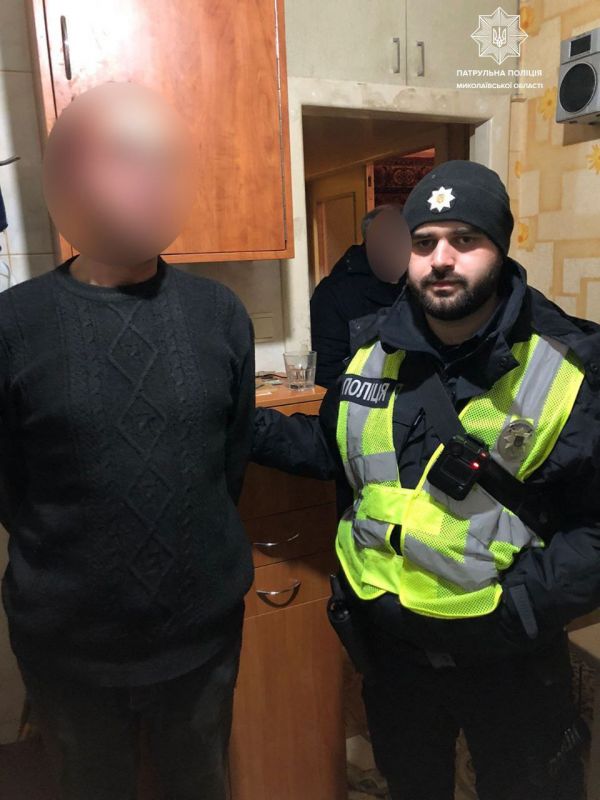 В Николаеве в подъезде дома нашли мужчину с раной в груди