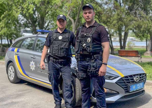 Николаевские патрульные и проходивший мимо военный не дали самоубийце прыгнуть с моста