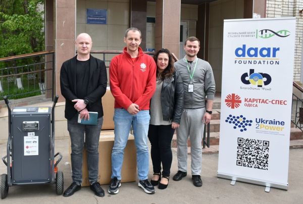 Благотворители подарили Снигиревской больнице портативную зарядную станцию для реанимации