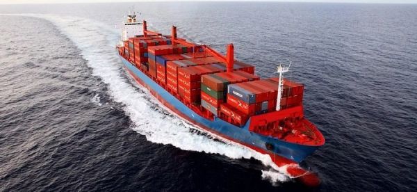 В Черном и Азовском морях 38 торговых судов с "российским курсом"