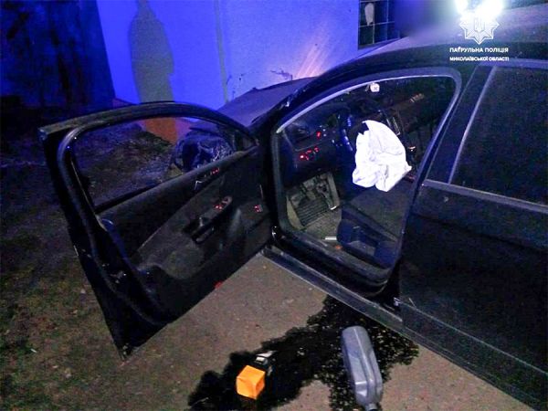 В Николаеве пьяная дама за рулем Volkswagen въехала в дом