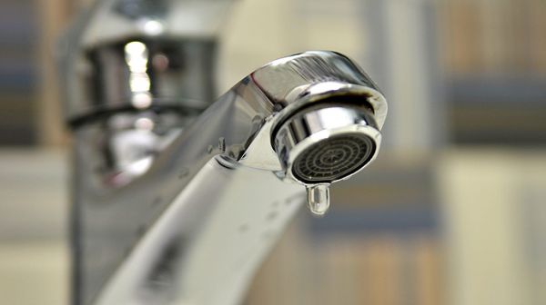 В центре Николаева снова прорвало трубы в водопроводе