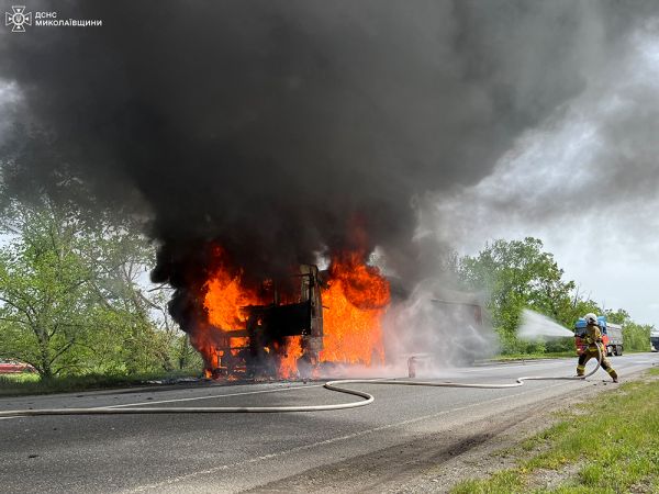 На Николаевщине на трассе сгорела фура с ячменем