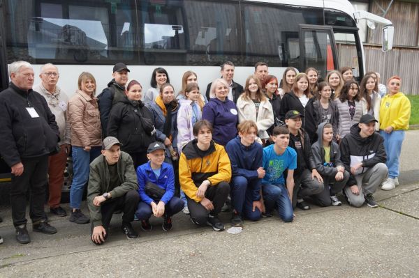 Мэр Очакова отвез во Францию на отдых группу детей