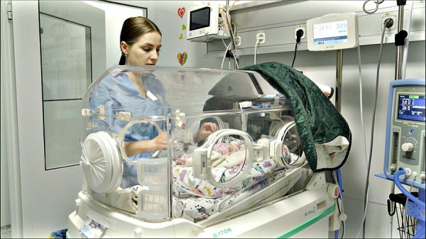 Инкубатор вместо мамы: в николаевском роддоме №3 выхаживают недоношенных деток