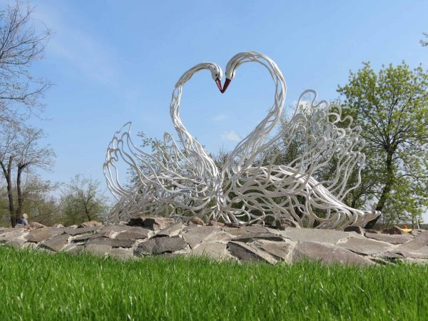 «Железные лебеди» из центра Николаева перелетели в Варваровку