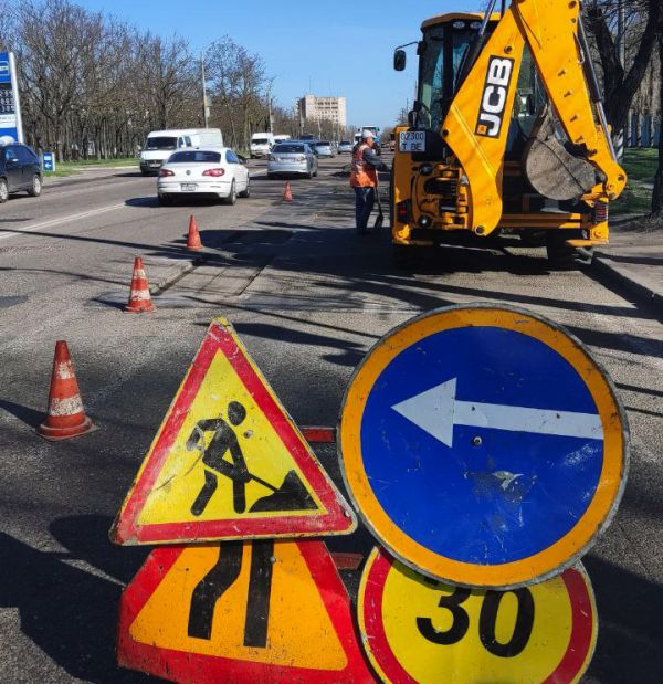 В Николаеве возле Широкобальского моста фрезируют асфальт, движение затруднено