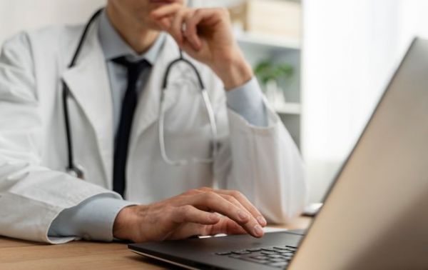 Может ли пациент звонить семейному врачу, когда тот в отпуске: разъяснение НСЗУ