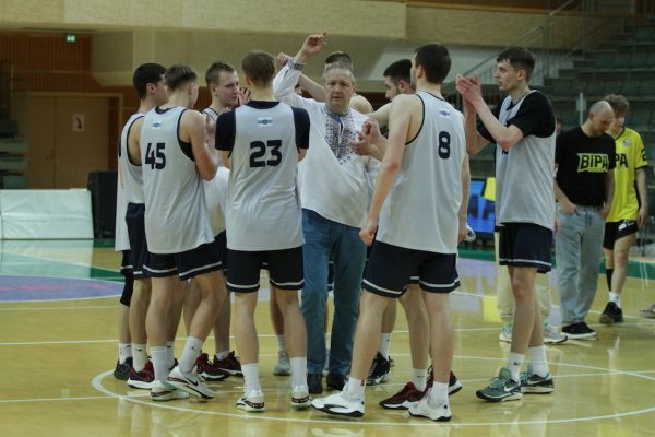 На баскетбольное дерби Николаев-Одесса Берестнев надел вышиванку