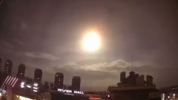 Во многих областях видели в небе странную вспышку – возможно, это был метеорит