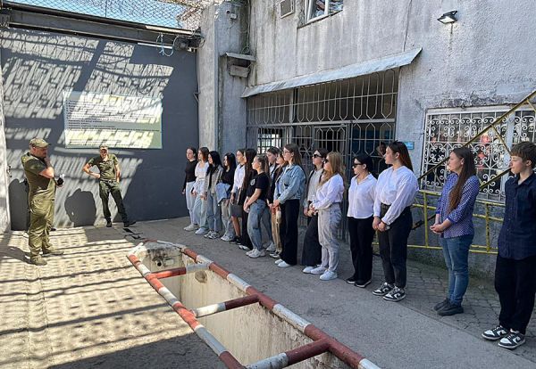 Первокурсниц Николаевского юридического колледжа сводили на экскурсию в СИЗО (фото)