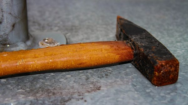 Жителя Николаевской области, который молотком пробил знакомому голову, отправили за решетку на 7 лет