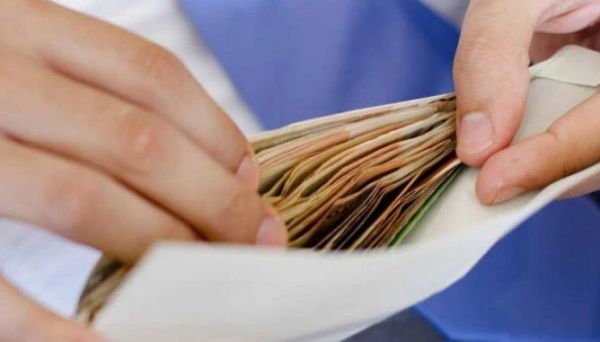 За премирование сотрудников бывшую директрису школы в Очакове отдали под суд