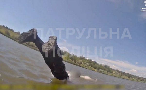 Николаевские патрульные спасли тонувшую женщину