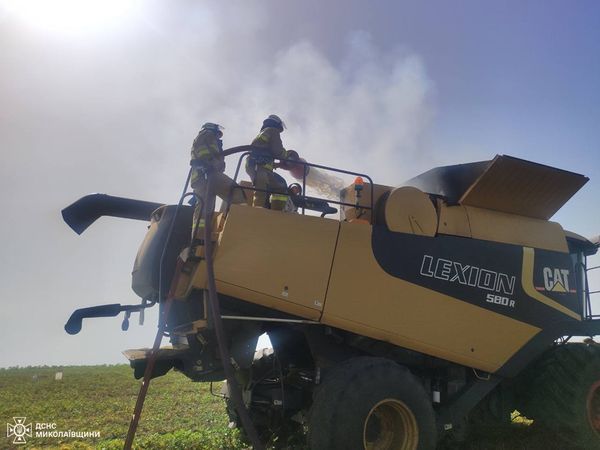На Николаевщине горел комбайн Caterpillar и две легковушки
