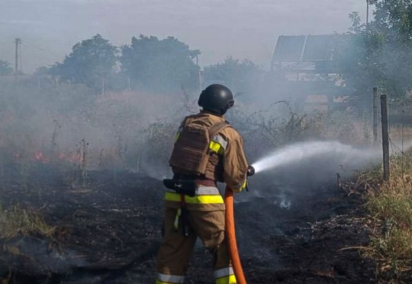 На Куцурбе спасали солнечные батареи от пожара, который начался после российского обстрела