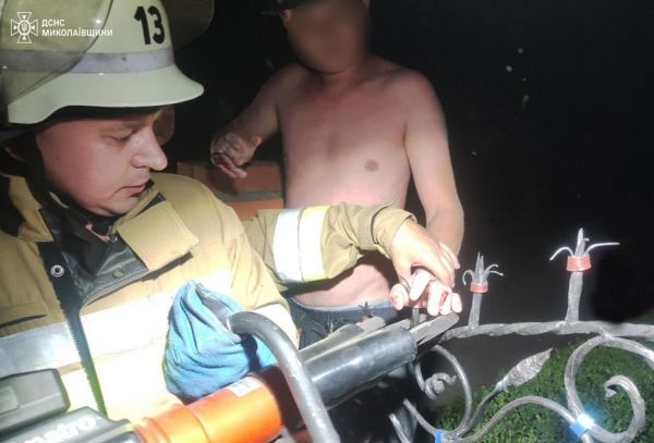 На Николаевщине мужчина проткнул руку прутом, перелезая через металлический забор