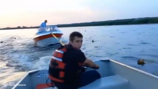 На Южном Буге у лодки с шестью отдыхающими на борту сломался мотор