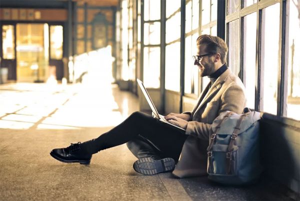 Что взять с собой в командировку и как это распределить по сумкам: советы для мужчин