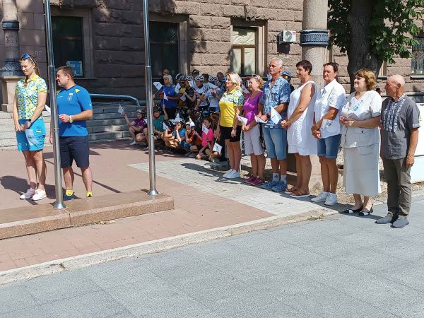 Олимпийский флаг в Николаеве подняли гребчиха Елена Буряк и боксер Олег Машкин